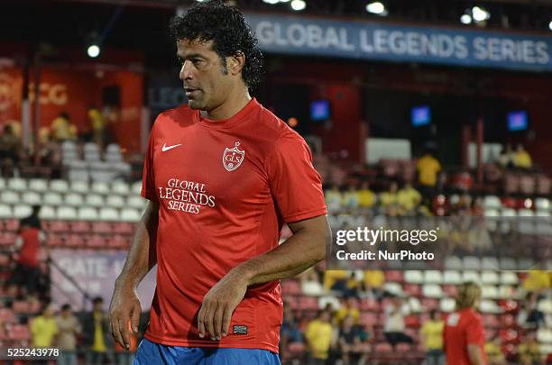 Rai Oliveira warm up before the Global Legends Series opening match at SCG stadium in Nonthaburi, Thailand on December 5, 2014.