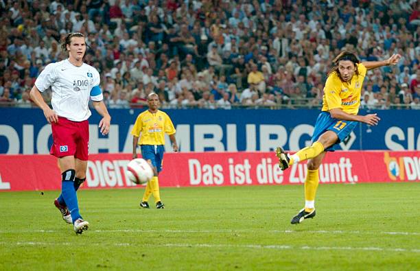 Fussball: UI Cup 2004, Hamburg; Hamburger SV - FC Villarreal 0:1; Jose Mari / Villeareal , erzielt das 0:1, Daniel VAN BUYTEN / HSV , kann nur...