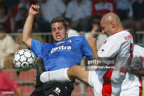 Fussball: 2. Bundesliga 04/05, Oberhausen; Rot Weiss Oberhausen - Eintracht Trier; Sebastian PELZER / Trier, David MONTERO / RWO 08.08.04.