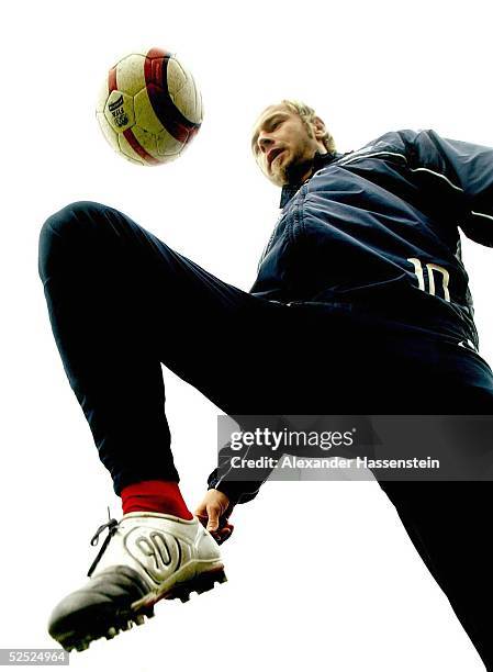 Fussball: Schuhvorstellung Nike, Hamburg; Sergej BARBAREZ / HSV trainiert mit dem neuen Fussballschuh Nike Air Zoom Total 90 III 25.02.04.