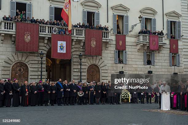 Pope Francis leads a prayer at the statue of Virgin Mary during the annual feast of the Immaculate Conception at Piazza di Spagna in Rome on December...