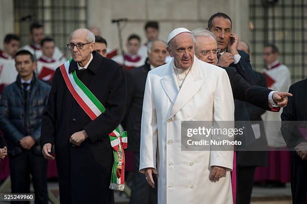 Pope Francis leads a prayer at the statue of Virgin Mary during the annual feast of the Immaculate Conception at Piazza di Spagna in Rome on December...