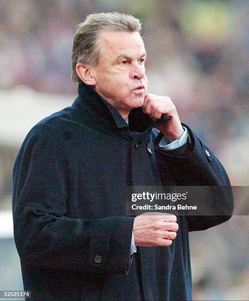 Fussball: 1. Bundesliga 03/04, Muenchen; FC Bayern Muenchen - 1860 Muenchen 1:0; Trainer Ottmar HITZFELD / Bayern 25.04.04.