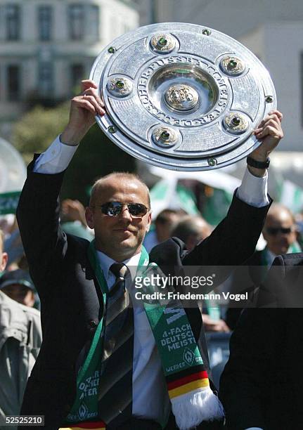 Fussball: 1. Bundesliga 03/04, Bremen; SV Werder Bremen Deutscher Meister 2004 / Meisterfeier; Trainer Thomas SCHAAF 16.05.04.