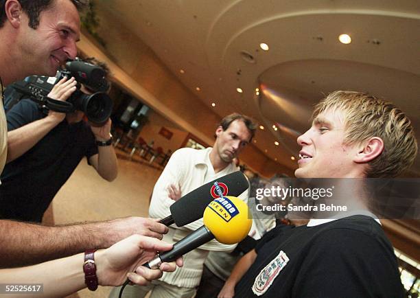 Fussball: Nationalmannschaft Deutschland 2004, Muenchen; Per MERTESACKER gibt in der Hotellobby Interviews 05.10.04.