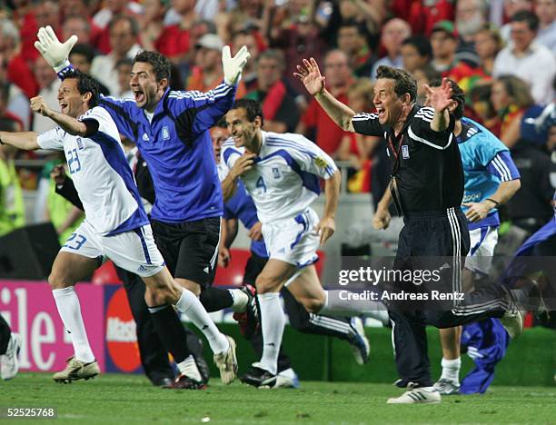 Fussball: Euro 2004 in Portugal, Finale / Spiel 31, Lissabon; Portugal 1; Trainer Otto REHHAGEL / GRE jubelt nach dem Gewinn der EURO .04.