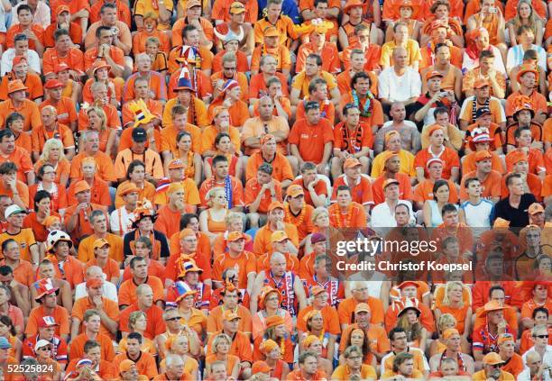 Fussball: Euro 2004 in Portugal, Viertelfinale Spiel 27, Faro; Schweden 5 n.E.; Fans / NED in der Farbe Orange 26.06.04.