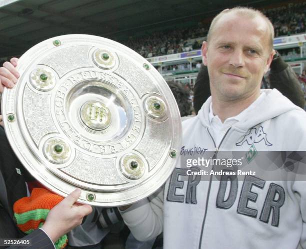 Fussball: 1. Bundesliga 03/04, Bremen; SV Werder Bremen - Bayer 04 Leverkusen 2:6; Deutscher Meister 2004 SV Werder Bremen; Trainer Thomas SCHAAF /...