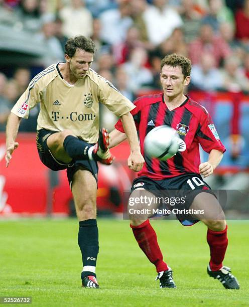Fussball: 1. Bundesliga 04/05, Leverkusen; Bayer 04 Leverkusen - FC Bayern Muenchen 4:1; Thomas LINKE / Muenchen, Paul FREIER / Leverkusen 28.08.04.