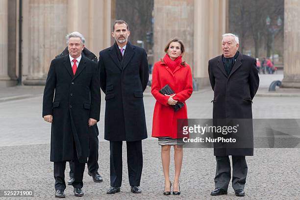 King Philip VI. And Queen Letizia of Spain are welcomed during the visit to Berlin by the Mayor of Berlin Klaus Wowereit at Brandenburg Gate in...