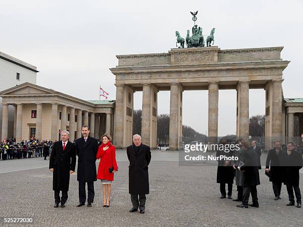 King Philip VI. And Queen Letizia of Spain are welcomed during the visit to Berlin by the Mayor of Berlin Klaus Wowereit at Brandenburg Gate in...