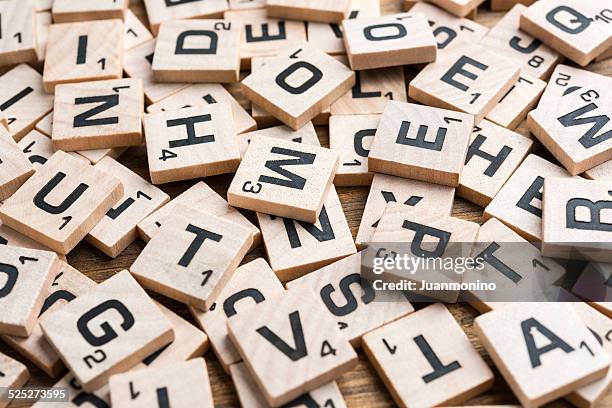 scrabble buchstaben fliesen - scrabble stock-fotos und bilder