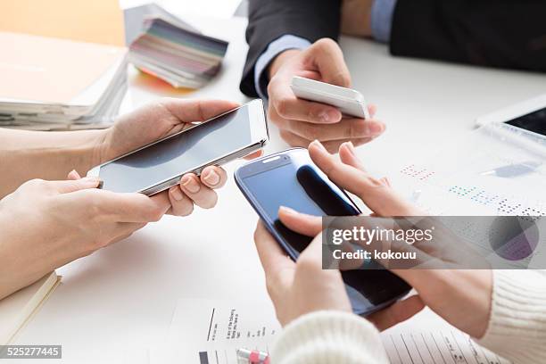 three mobile phone - overdracht business mensen stockfoto's en -beelden