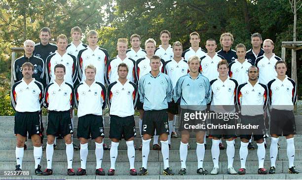 Fussball: U 21 Nationalmannschaft Deutschland 2004, Dessau; Fototermin; untere Reihe: v.l.n.r Assistenztrainer Willi ZANDER, Sascha RIETHER, Tom...