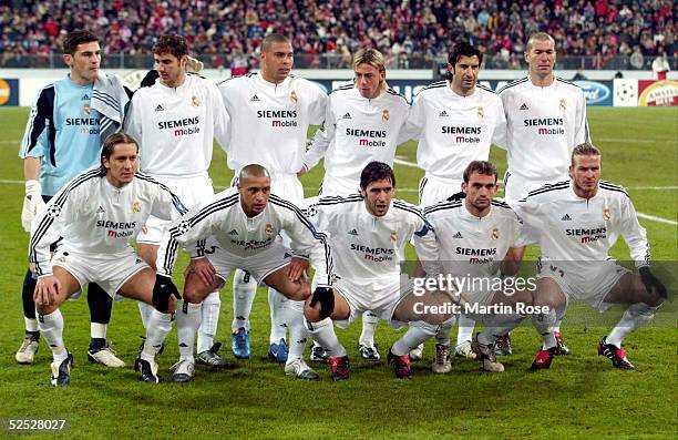 Fussball: Champions League 03/04, Muenchen; FC Bayern Muenchen - Real Madrid 1:1; Mannschaftsfoto Real Madrid; hintere Reihe v.lks: Torwart Iker...