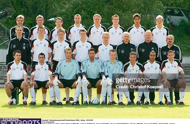 Fussball: Nationalmannschaft Deutschland 2004, Alzey; U 21 Fototermin; Hintere Reihe von links: Doktor Michael PREUHS, Andreas GOERLITZ, Sascha...
