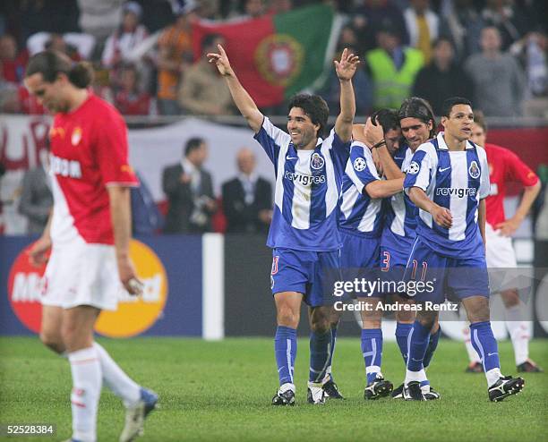 Fussball: Champions League 03/04 Finale, Gelsenkirchen; FC Porto - AS Monaco 3:0; DECO / Porto jubelt nach seinem Treffer zum 2:0. Links Monacos Dado...