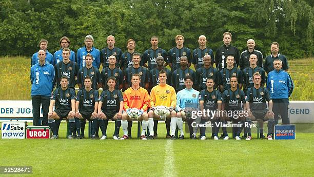 Fussball: 2. Bundesliga 04/05, Saarbruecken; 1. FC Saarbruecken; Obere Reihe von links: Dr. Martin HESS , Frank RIES , Georg HEIDEMANN , Michael...