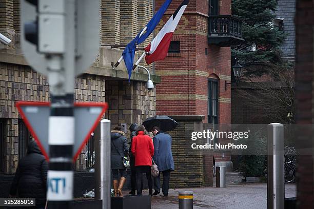 Mensen bezoeken de Franse ambassade in Den Haag om het condoleance register te tekenen. Woensdag zijn er in het centrum van Parijs bij het satirisch...