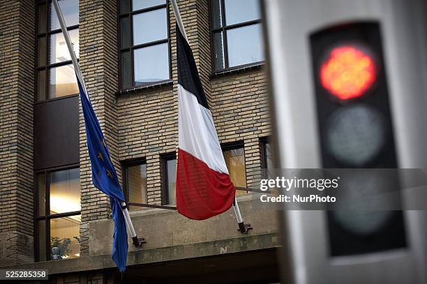 De vlag hangt half stok bij de Franse ambassade in Den Haag. Woensdag zijn er in het centrum van Parijs bij het satirisch weekblad Charlie Hebdo 12...
