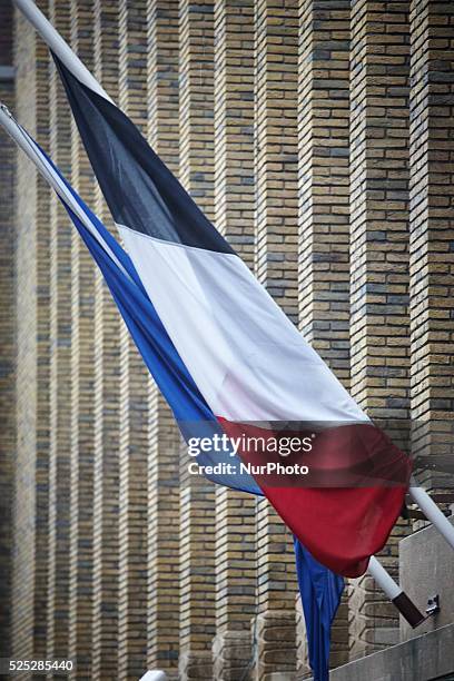 De vlag hangt half stok bij de Franse ambassade in Den Haag. Woensdag zijn er in het centrum van Parijs bij het satirisch weekblad Charlie Hebdo 12...