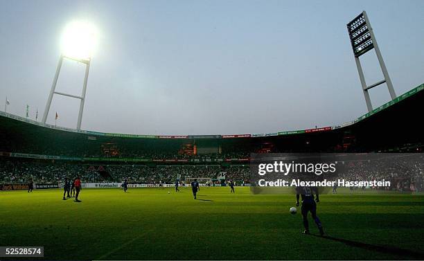 Fussball: 1. Bundesliga 04/05, Bremen; SV Werder Bremen - FC Schalke 04; Verspaetung durch Stromausfall: Der Spielbeginn des ersten Bundesligaspiels...