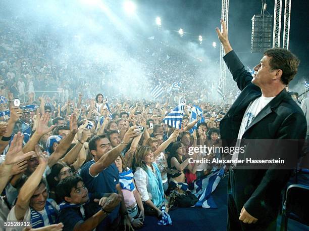 Fussball: EURO 2004, Athen; Griechenland Europameister 2004; Ankunft der Griechischen Mannschaft mit Trainer Otto Rehhagel in Athen im Phanatinaikos...