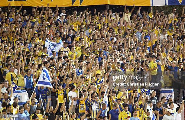 Fussball: Champions League 04/05, Tel Aviv; Maccabi Tel Aviv - FC Bayern Muenchen; Israelische Fans 15.09.04.