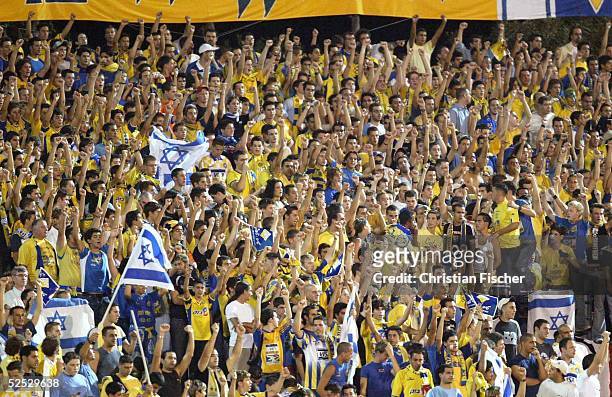 Fussball: Champions League 04/05, Tel Aviv; Maccabi Tel Aviv - FC Bayern Muenchen; Israelische Fans 15.09.04.
