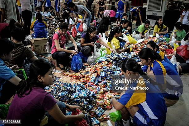 Repacking Ikonica Repacking Stock-Fotos und Bilder - Getty Images
