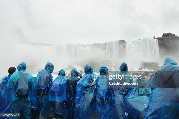 al contatto con l'acqua alle cascate del niagara - niagara falls città foto e immagini stock