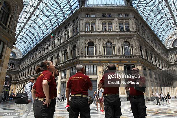 Napoli - - Napoli crolla: dopo la morte del ragazzo sotto i calcinacci della Galleria Umberto I, transennate altre aree e la facciata di Palazzo...