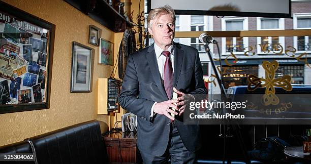 State Secretary Martin van Rijn kicks off the smoke free pub campaign in O'Caseys pub in The Hague on Thursday.