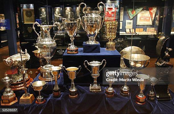 Fussball: HSV Museum, Hamburg; Buergermeister Ole von BEUST besucht das HSV Museum; Der Pokalschrank des HSV 05.02.04.