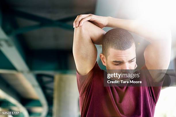 urban man doing exercises - shaved head stockfoto's en -beelden