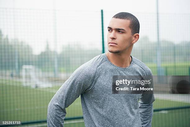 sports man at playing field - shaved head stockfoto's en -beelden