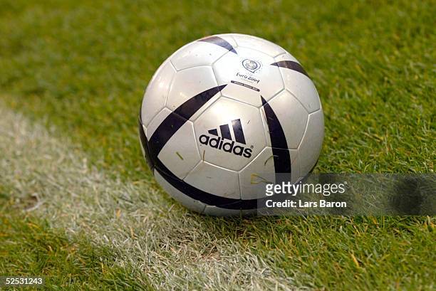 Fussball: 1. Bundesliga 03/04, Gelsenkirchen; FC Schalke 04 - Bayer 04 Leverkusen; Adidas Ball fuer die Euro 2004 17.04.04.