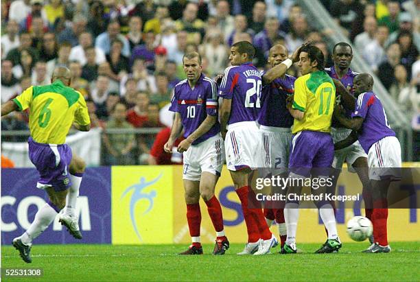 Fussball: Laenderspiel 2004, St. Denis; Frankreich 0; Roberto CARLOS / BRA 20.05.04.