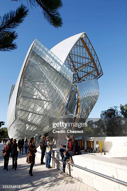 Visitor takes a picture during the opening day to the public of the Louis Vuitton Foundation building in the Bois de Boulogne in Paris, France, on 27...