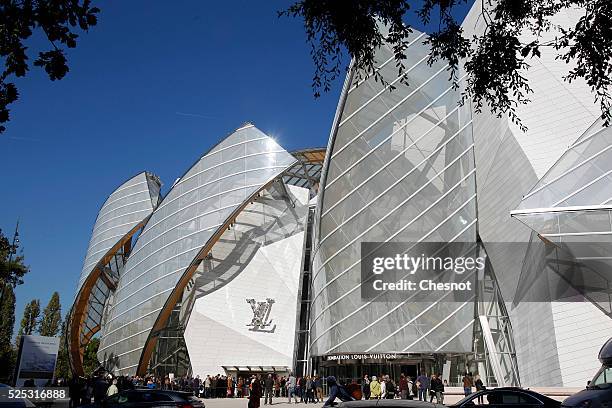 Visitors are standing on the line during the opening day to the public of the Louis Vuitton Foundation building in the Bois de Boulogne in Paris,...