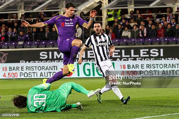 Fiorentina forward Mario Gomez vies with Juventus goalkeeper Marco Storari during the Coppa Italia Semifinal football match FIORENTINA - JUVENTUS on...