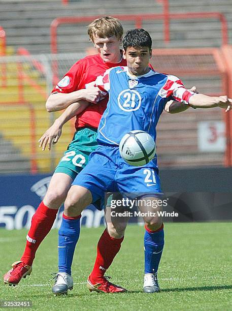 Fussball: U 21 EM 2004, Oberhausen; Weissrussland - Kroatien ; Pavel KIRILCHIK / BLR, Eduardo da SILVA / CRO 29.05.04.