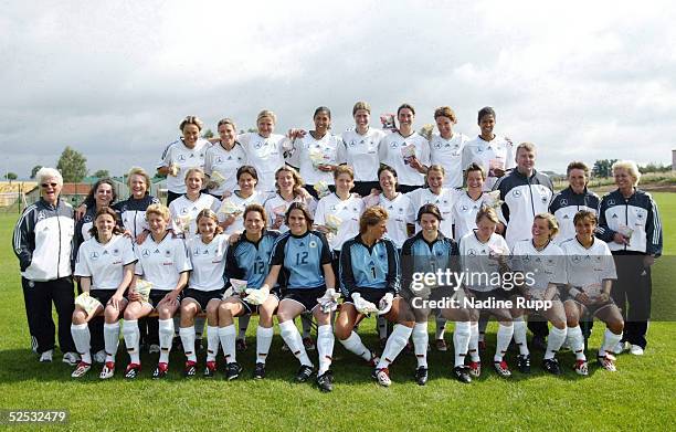 Fussball / Frauen: Nationalmannschaft Deutschland 2004, Bitburg; Hintere Reihe : Sandra MINNERT, Isabell BACHOR, Viola ODEBRECHT, Steffie JONES,...