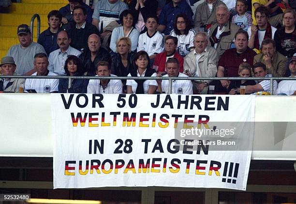Fussball: Laenderspiel 2004, Kaiserslautern; Deutschland - Ungarn ; Fans, Plakat 06.06.04.