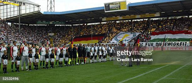 Fussball: Laenderspiel 2004, Kaiserslautern; Deutschland - Ungarn ; Beide Mannschaften vor dem Spiel, auf der Westtribuene halten die Fans riesige...