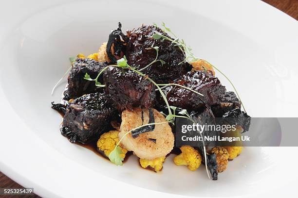 braised pigs cheeks - black pudding foto e immagini stock