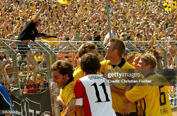 Fussball: 2. Bundesliga 04/05, Dresden; Dynamo Dresden - MSV Duisburg / 3:1; Jubel Karsten OSWALD, Marco CHRIST und Klemen LaVRIC / Dresden nach dem...