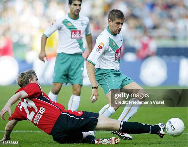 Fussball: 1. Bundesliga 04/05, Bremen; SV Werder Bremen - Hannover 96 3:0; Per MERTESACKER / Hannover, Paul STALTERI, Ivan KLASNIC / Werder 18.09.04.