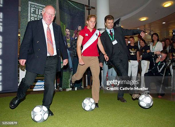 Fussball: WM 2006, FIFA Shop Eroeffnung, Hamburg; Uwe SEELER / FIFA WM-Botschafter HH, Britta CARLSON / Nationalmannschaft, Dr. Gert HUEGLER /...