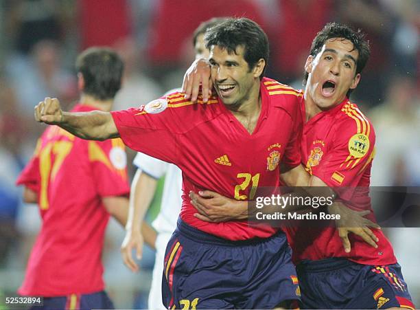 Fussball: Euro 2004 in Portugal, Vorrunde / Gruppe A / Spiel 2, Faro; Spanien 0; Torschuetze zum 1:0 Juan-Carlos VALERON und VINCENTE / beide ESP...